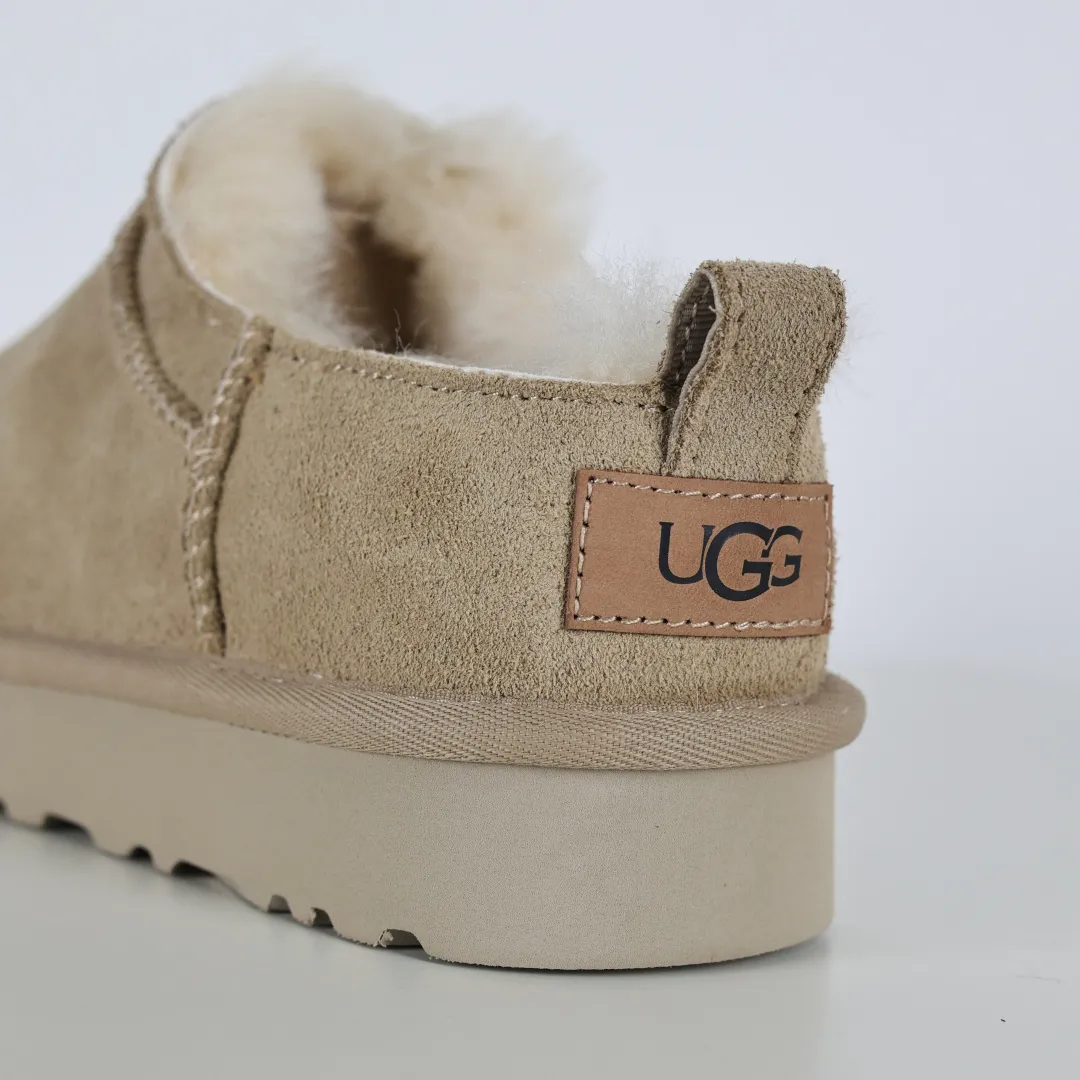 Pick up locally 💰520 Core recommendation Good price Independently developed original outsole, cashmere insole, keeping warm in winter, suitable for home use. In recent years, uug has launched a style series, which is partially skewed towards the preferences of young consumers, and has also been at the forefront of fashion trends. Shoe body material, water-repellent coated suede upper, 17mm UGGPURE™ implanted wool insole, lightweight non-slip and comfortable rubber outsole, with brand LOGO, complete packaging, size: 35 36 37 38 39 40